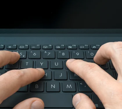 Hænder på tastatur