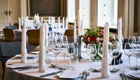 Opdækning i salen i Domus Medica