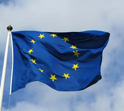 Det europæiske flag der svajer i vinden