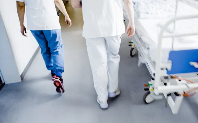 To læger går ned ad en hospitalsgang