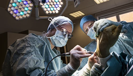 En kirurg og en sygeplejerske i operationsstuen